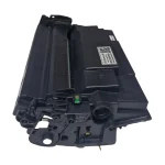 نمای کناری کارتریج HP 87A گرید A که مخزن تونر آن دارای درپوش برای ریختن تونر است و فوم رولر و کانکتورهای درام و فوم نیز مشخص می‌باشند؛ طراحی شده برای شارژ راحت و ایمن.