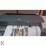 پلاتر اچ‌پی رنگی در حال چاپ تصویر با کیفیت بالا، مناسب پروژه‌های گرافیکی و نقشه‌کشی حرفه‌ای